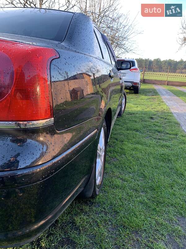 Седан Toyota Avensis 2005 в Самборе