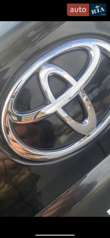 Седан Toyota Avensis 2005 в Самборе