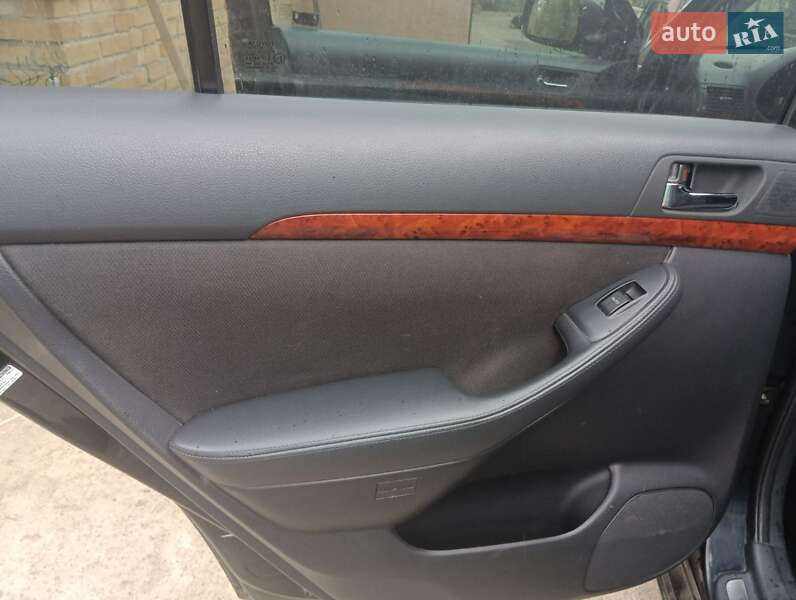 Седан Toyota Avensis 2004 в Никополе