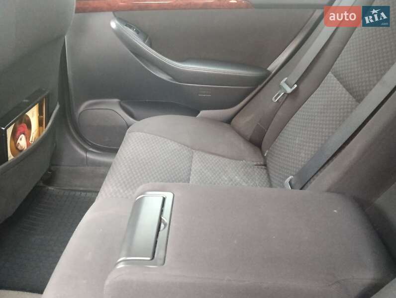 Седан Toyota Avensis 2004 в Никополе