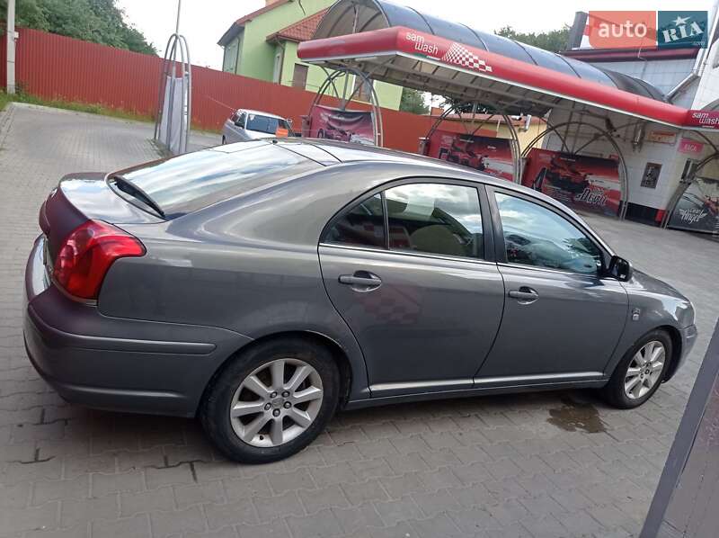 Ліфтбек Toyota Avensis 2005 в Львові