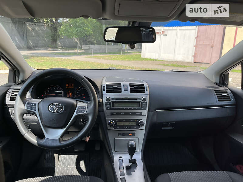 Седан Toyota Avensis 2010 в Кривом Роге