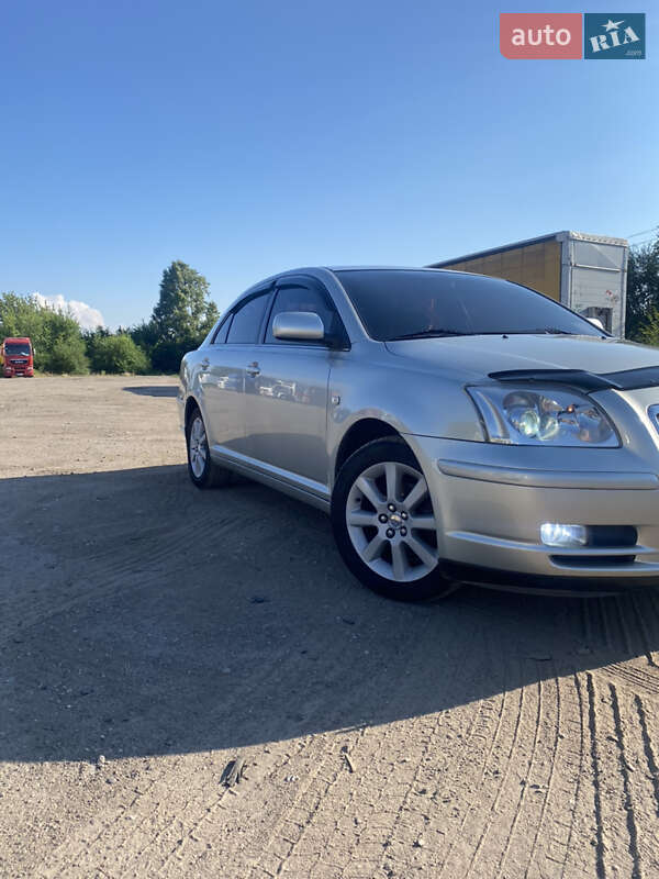 Седан Toyota Avensis 2004 в Кривом Роге
