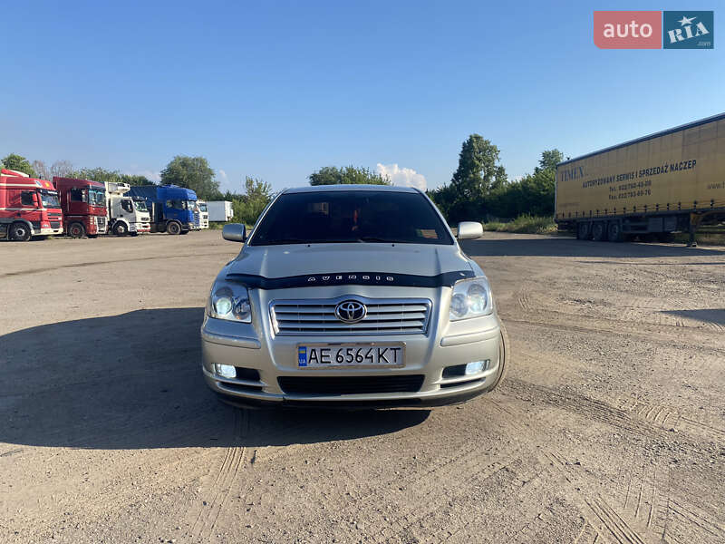 Седан Toyota Avensis 2004 в Кривом Роге