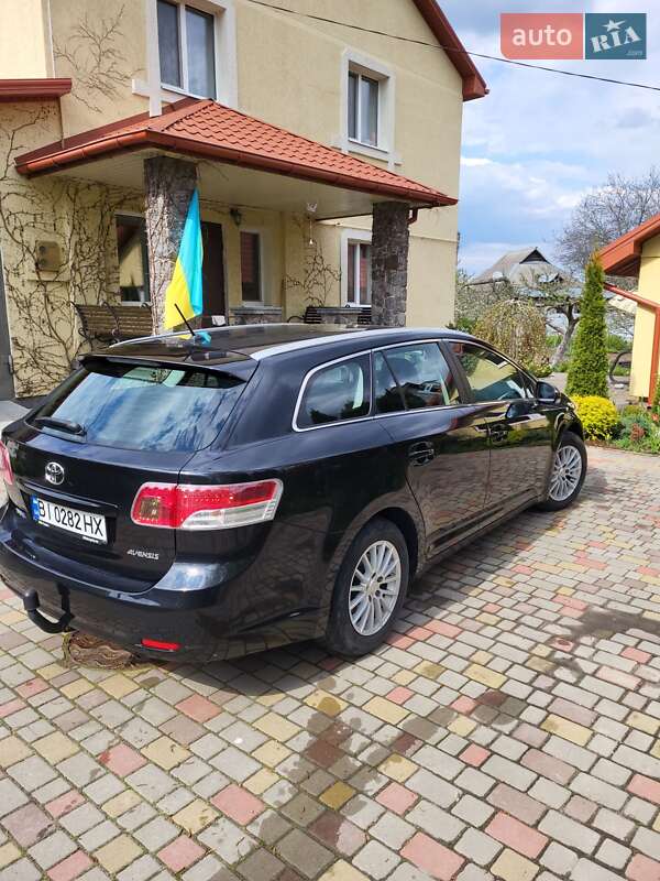 Універсал Toyota Avensis 2011 в Полтаві