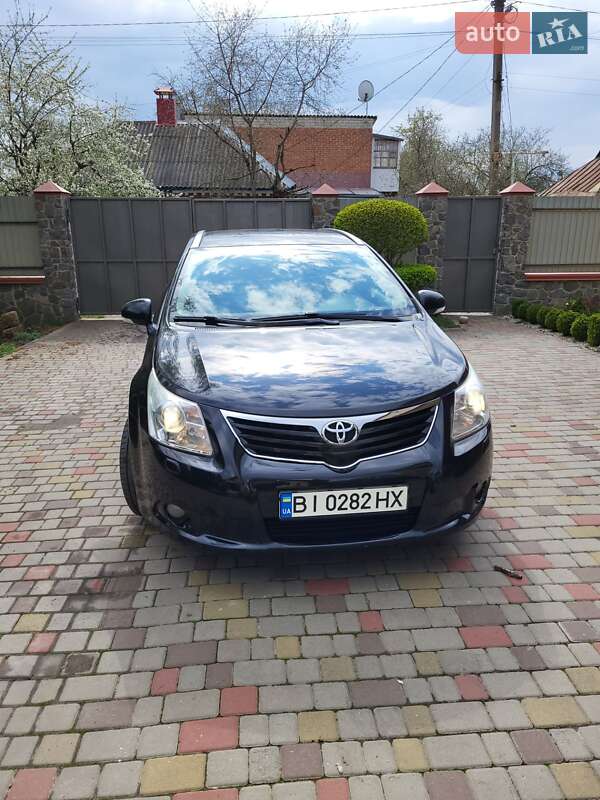 Універсал Toyota Avensis 2011 в Полтаві