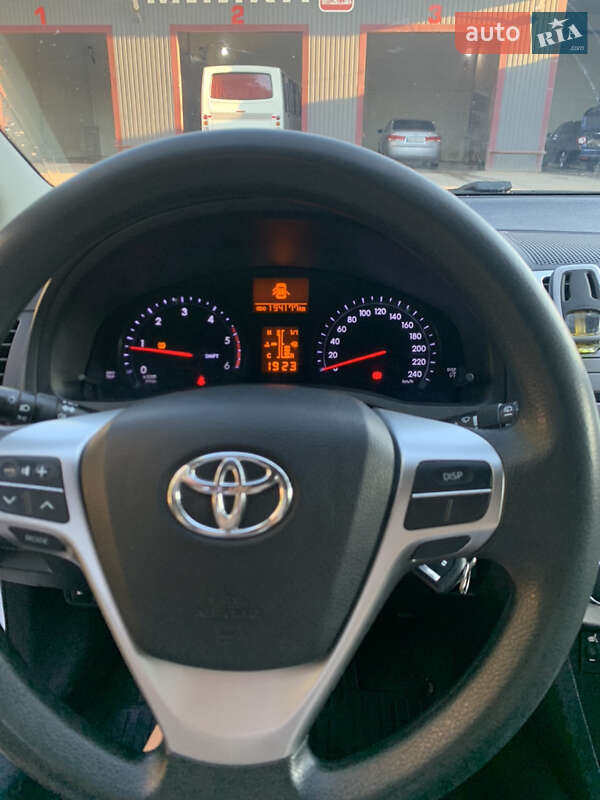 Універсал Toyota Avensis 2014 в Хмільнику