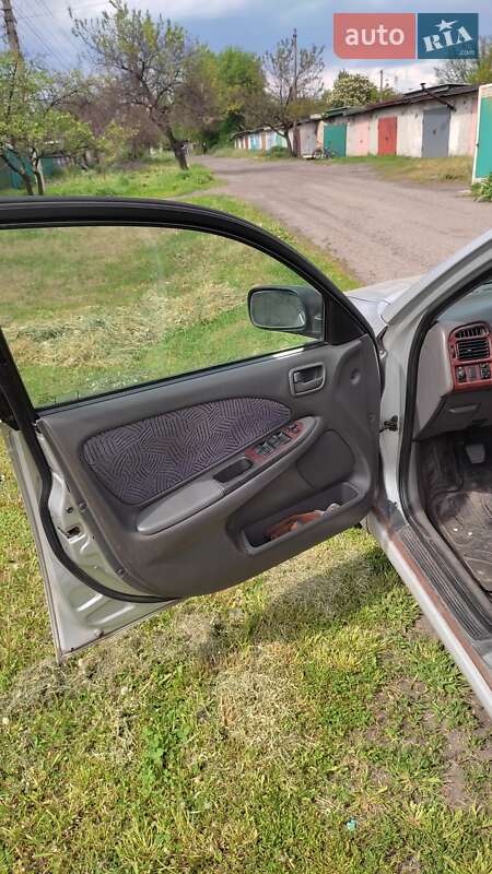 Ліфтбек Toyota Avensis 1999 в Добропіллі