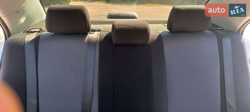 Седан Toyota Avensis 2003 в Чернігові