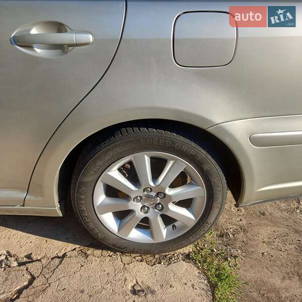 Универсал Toyota Avensis 2003 в Конотопе