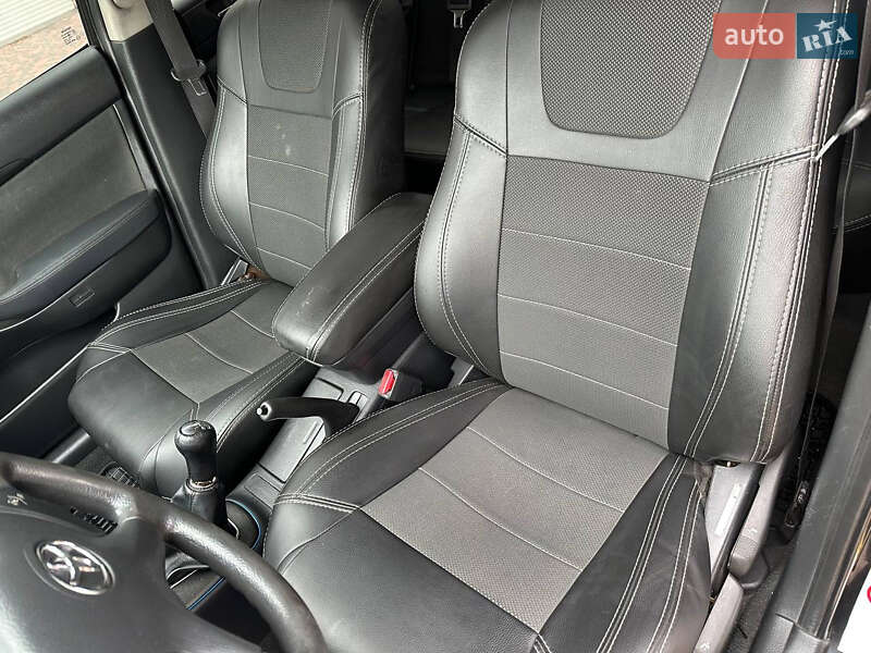 Седан Toyota Avensis 2003 в Одесі