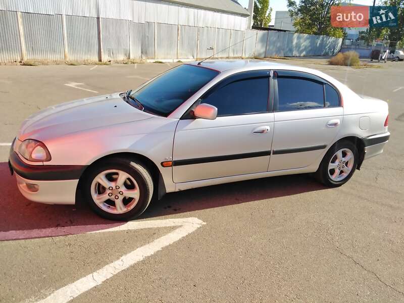 Седан Toyota Avensis 1998 в Одессе