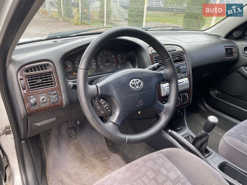 Седан Toyota Avensis 2001 в Львові