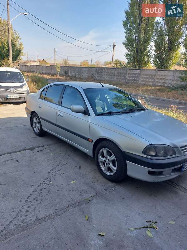 Седан Toyota Avensis 2000 в Одесі