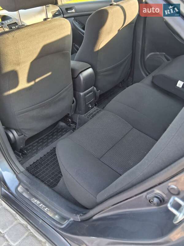 Седан Toyota Avensis 2006 в Львові