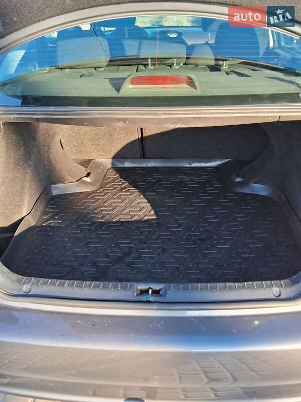 Седан Toyota Avensis 2006 в Львові