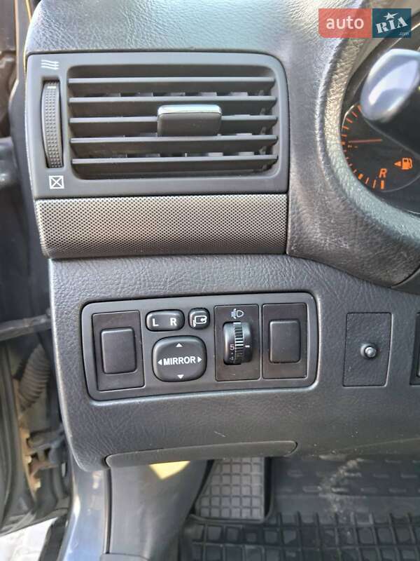 Седан Toyota Avensis 2006 в Львові