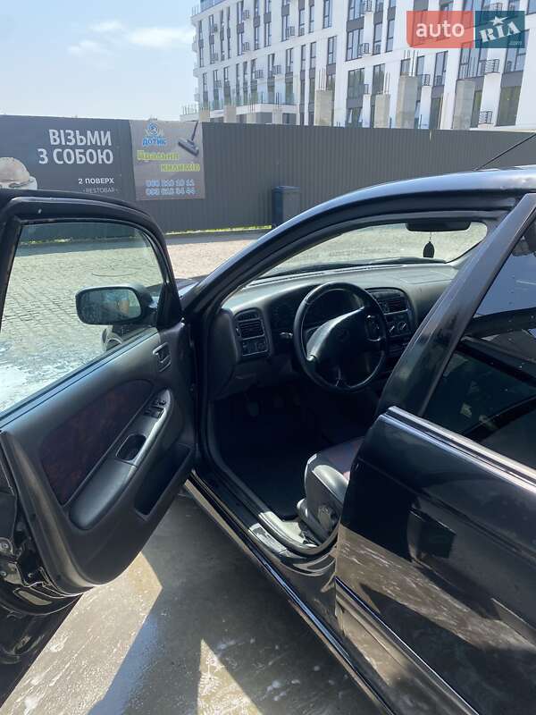 Лифтбек Toyota Avensis 2000 в Львове