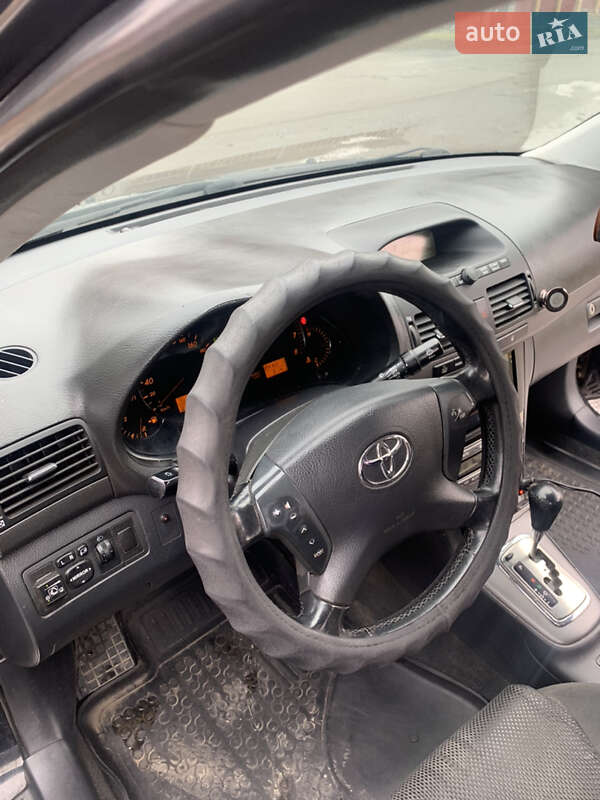 Седан Toyota Avensis 2005 в Умани