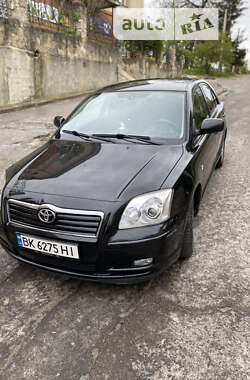 Лифтбек Toyota Avensis 2004 в Остроге