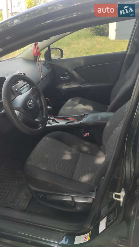 Седан Toyota Avensis 2010 в Новоднестровске