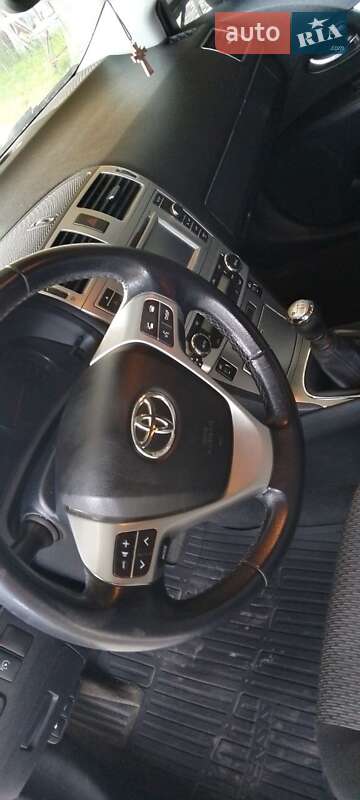 Седан Toyota Avensis 2011 в Пятихатках