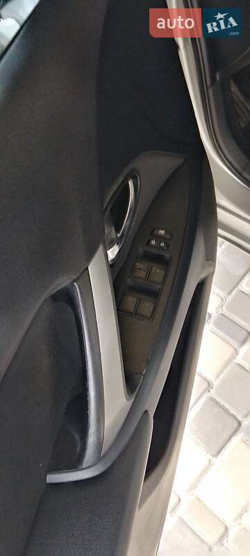 Седан Toyota Avensis 2011 в Пятихатках