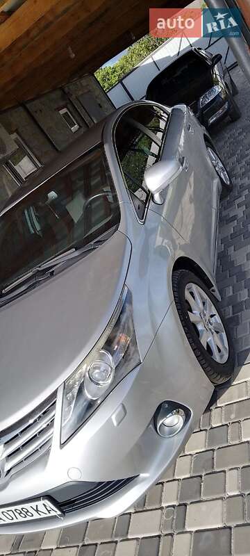 Седан Toyota Avensis 2011 в Пятихатках
