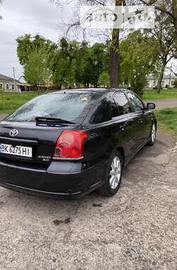 Лифтбек Toyota Avensis 2004 в Остроге