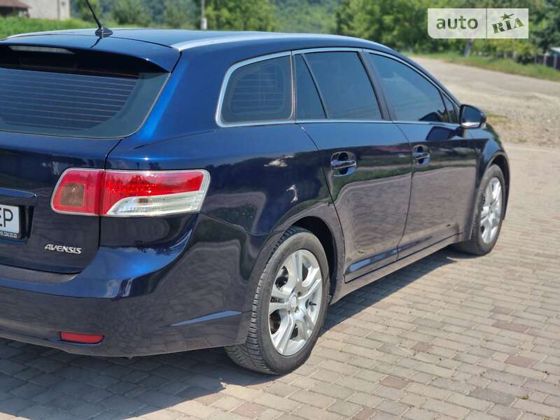 Универсал Toyota Avensis 2011 в Черновцах