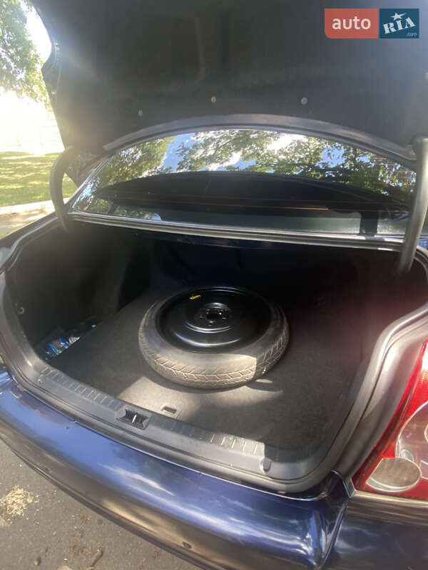 Седан Toyota Avensis 2006 в Карловке