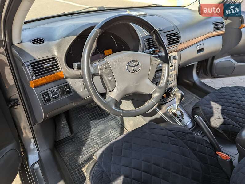 Седан Toyota Avensis 2008 в Рени