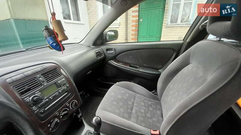 Седан Toyota Avensis 2001 в Луцке