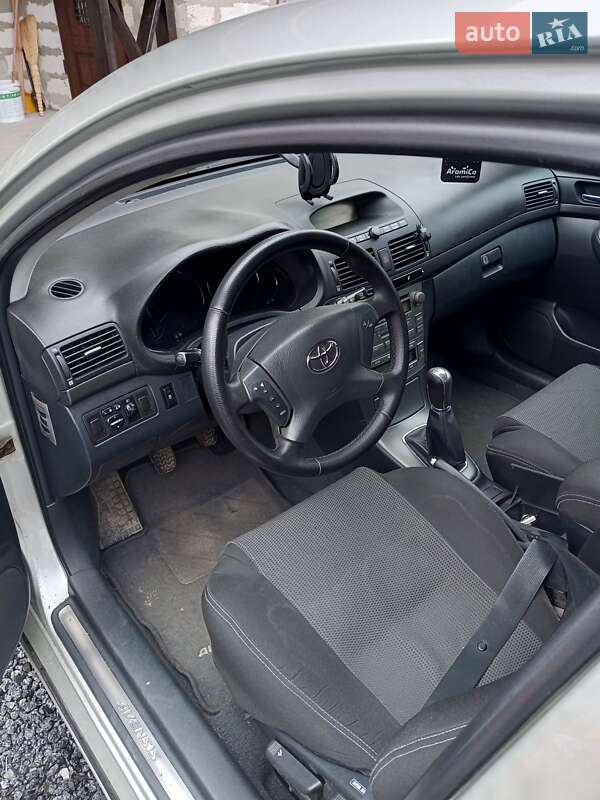 Лифтбек Toyota Avensis 2003 в Остроге