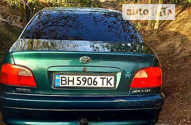 Седан Toyota Avensis 1998 в Песчанке