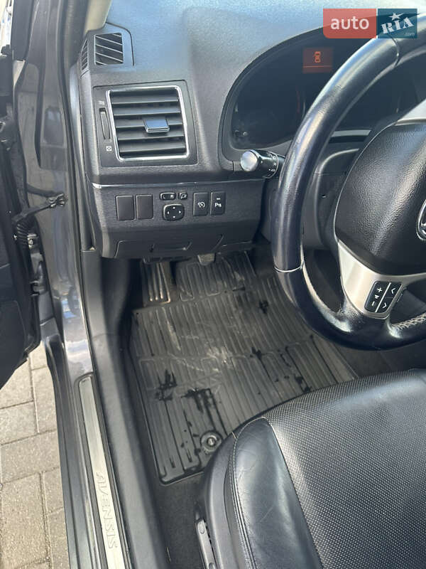 Універсал Toyota Avensis 2012 в Шепетівці