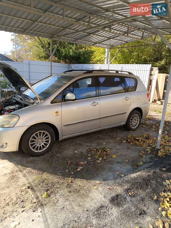 Лифтбек Toyota Avensis 2002 в Лубнах