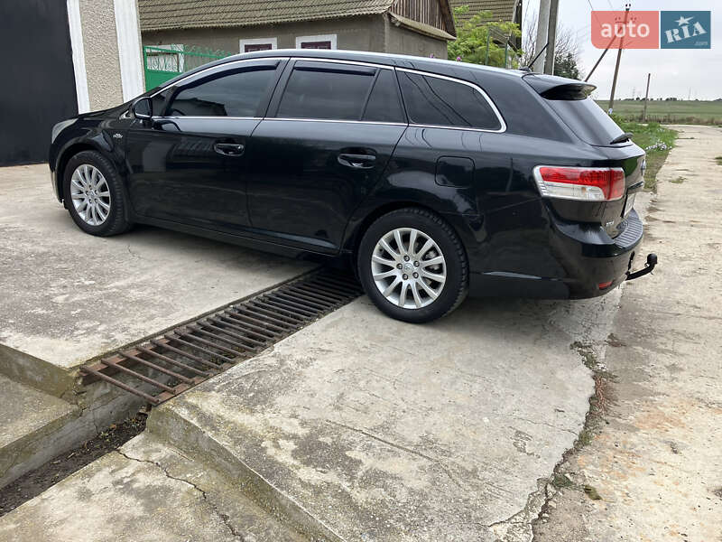 Универсал Toyota Avensis 2010 в Сарате