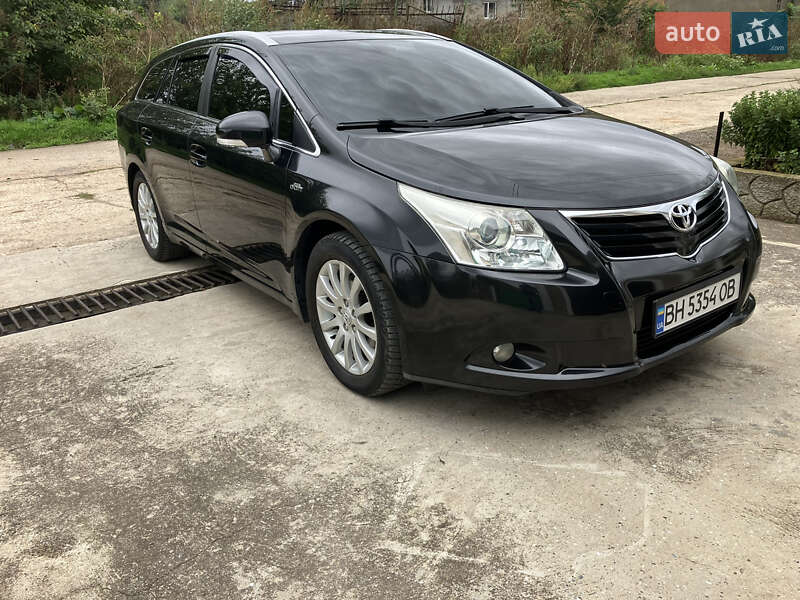 Универсал Toyota Avensis 2010 в Сарате