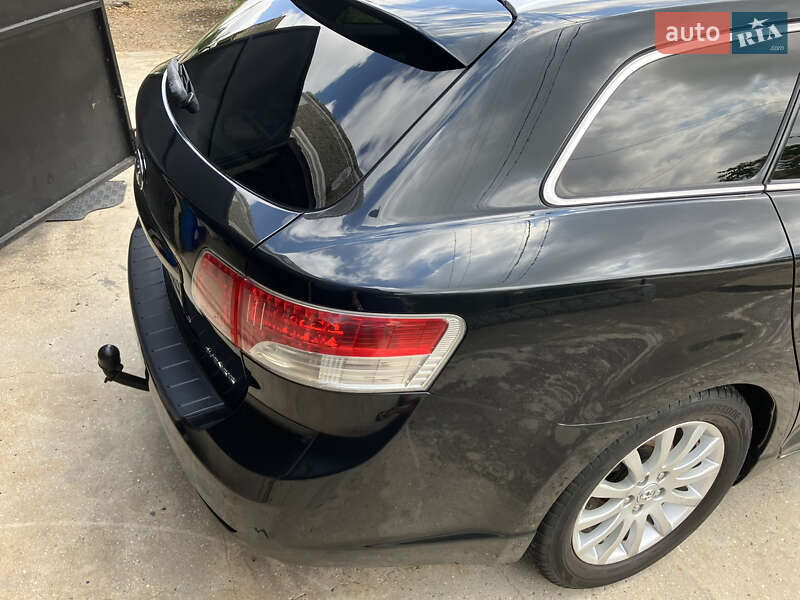 Универсал Toyota Avensis 2010 в Сарате