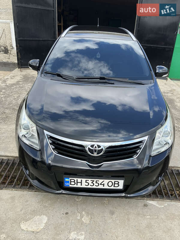 Универсал Toyota Avensis 2010 в Сарате