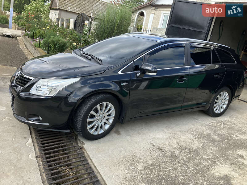 Универсал Toyota Avensis 2010 в Сарате