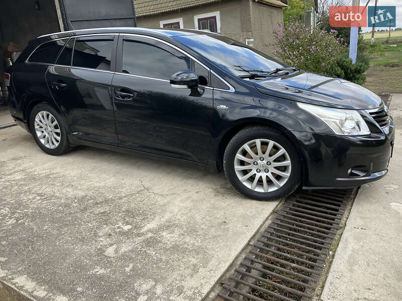 Универсал Toyota Avensis 2010 в Сарате