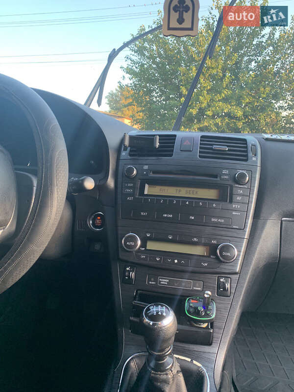 Универсал Toyota Avensis 2010 в Сарате