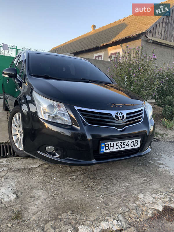 Универсал Toyota Avensis 2010 в Сарате
