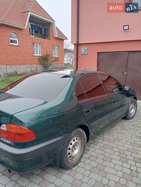 Седан Toyota Avensis 2000 в Львове