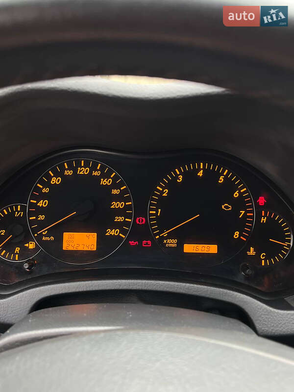 Универсал Toyota Avensis 2005 в Черновцах