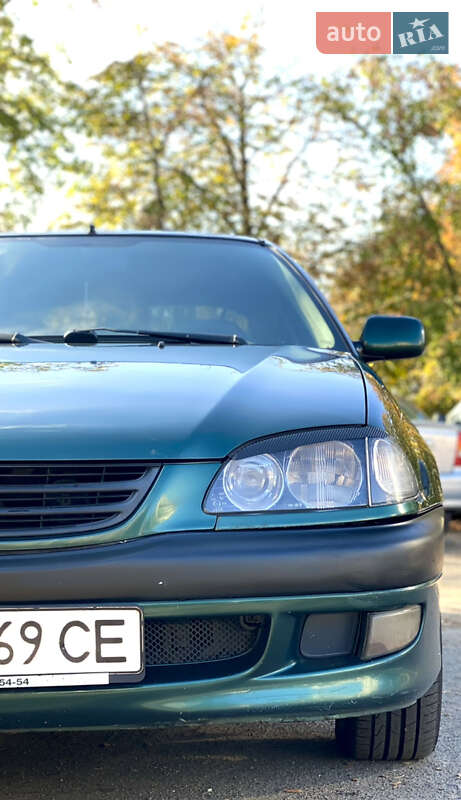 Седан Toyota Avensis 1999 в Запоріжжі