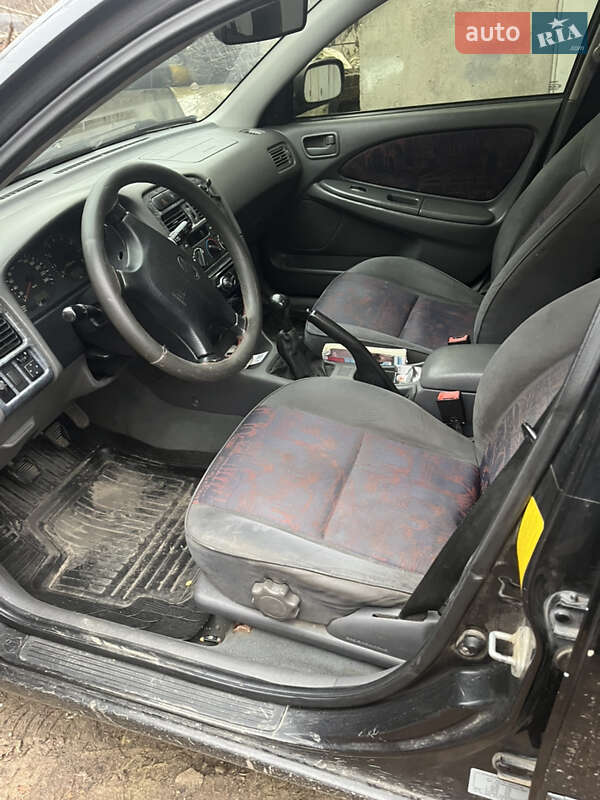 Седан Toyota Avensis 2000 в Хмельницькому