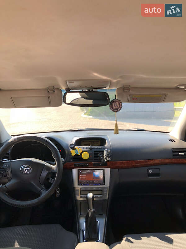 Седан Toyota Avensis 2005 в Черновцах